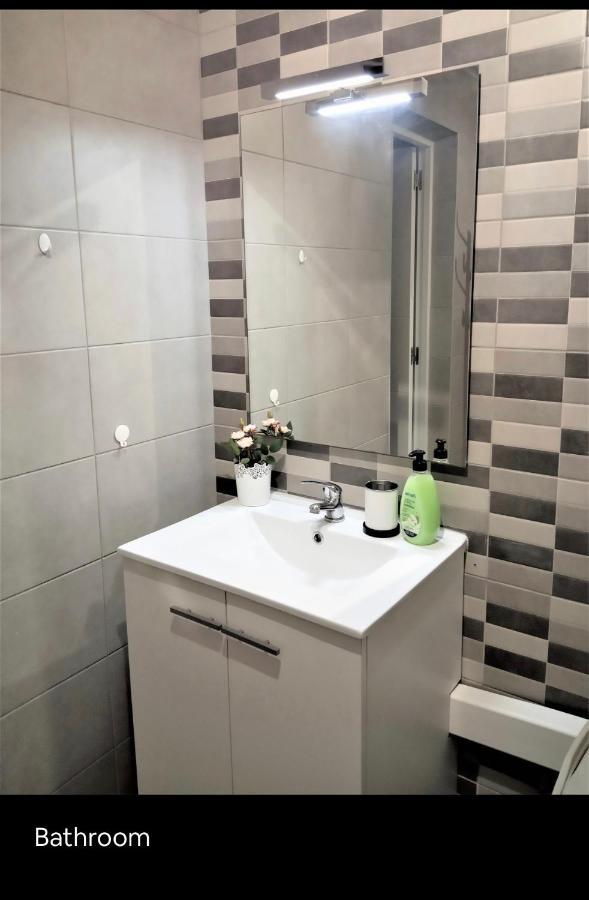 Petit Apartment Santa Coloma de Gramenet Екстер'єр фото